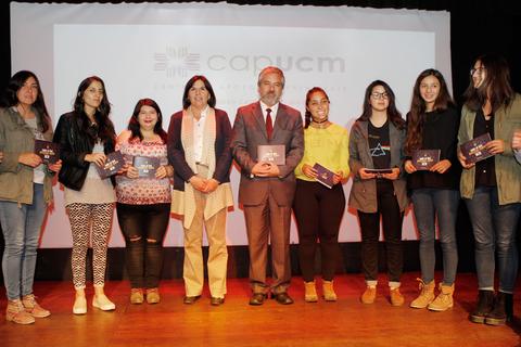 Un grupo de personas se reúne en un escenario durante un evento de premiación.