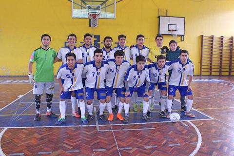 Un grupo de jugadores de fútbol sala posando para la foto en un gimnasio.