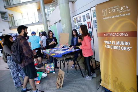 Un grupo de estudiantes interactuando en un evento en la Universidad Católica del Maule.