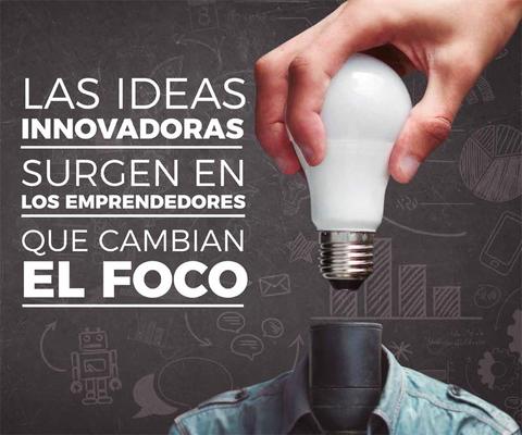 Una mano sosteniendo una bombilla sobre un maniquí, simbolizando la innovación en los emprendedores.