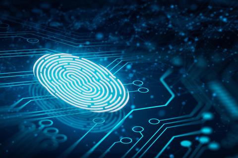La imagen muestra una huella dactilar digitalizada sobre un fondo tecnológico con circuitos.