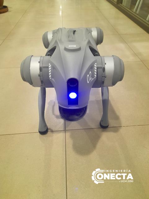 Un dron acuático de color gris con luces y diseño moderno.