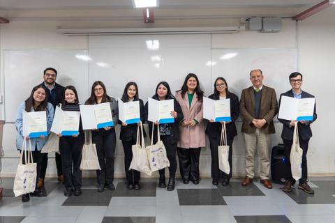 Un grupo de estudiantes posando con sus diplomas en una ceremonia de entrega.