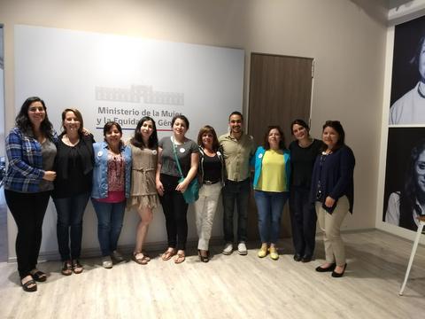 Un grupo de mujeres posando en un evento relacionado con el Ministerio de la Mujer y la Equidad de Género.