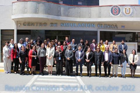 Fotografía de un grupo de personas posando frente al Centro de Simulación Clínica durante una reunión en octubre de 2022.