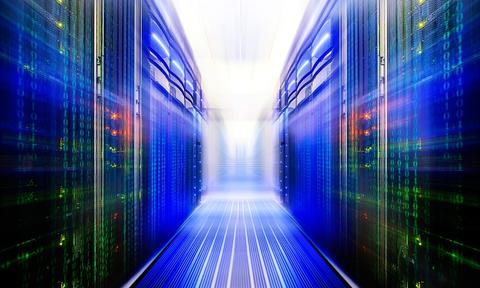 La imagen muestra un pasillo de servidores iluminados que transmite una sensación de movimiento y velocidad.