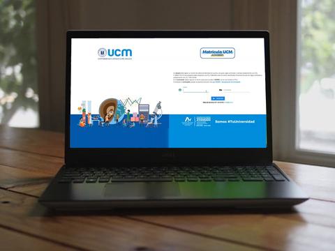 Una laptop muestra la página de matrícula de la Universidad Complutense de Madrid.