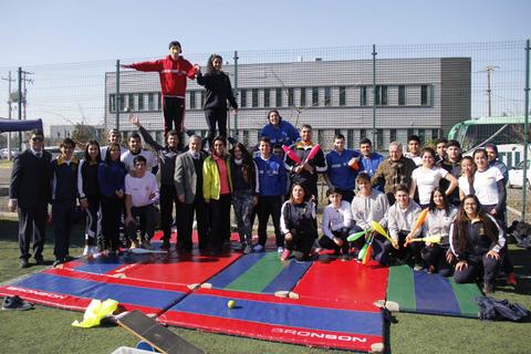 Un grupo de personas sonrientes se reúne en un campo, mostrando diversas actividades deportivas.