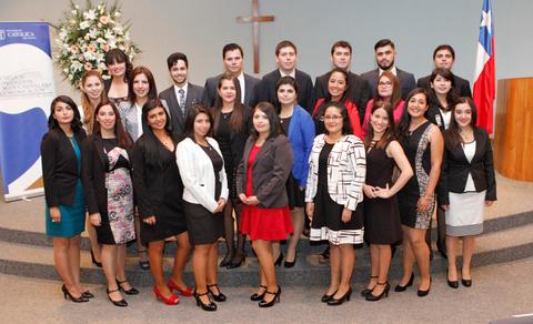 Un grupo de personas posando juntas en un entorno formal.