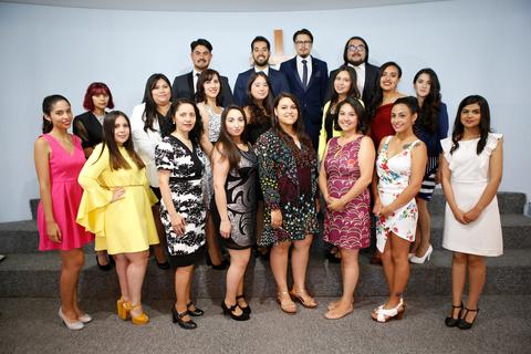 Un grupo de personas posando juntas en un ambiente organizado y amigable.