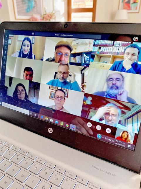 Una videoconferencia con múltiples participantes en una pantalla de computadora.