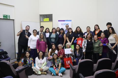 Un grupo de personas posando juntas en un evento de celebración.