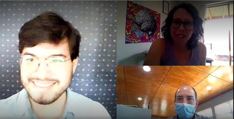 Una videollamada con tres personas sonriendo en sus pantallas.