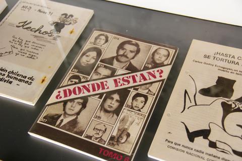 La imagen muestra varios documentos, entre ellos un libro titulado '¿Dónde están?' que incluye fotografías de personas desaparecidas.