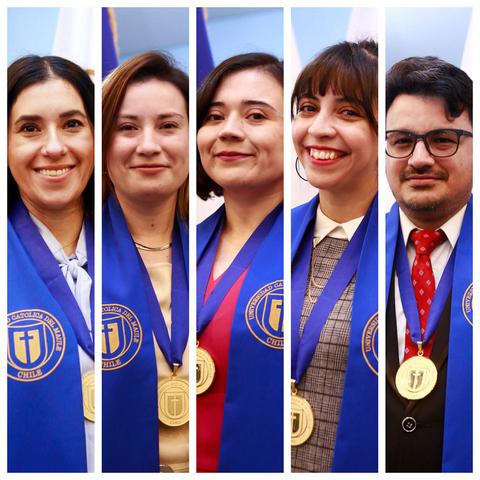 Un grupo de graduados chilenos posando con sus medallas y cintas en una ceremonia de graduación.