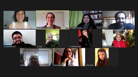 Una reunión virtual con múltiples participantes sonriendo en sus pantallas.