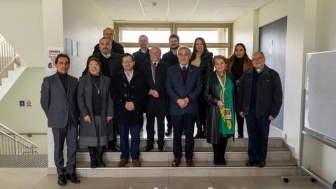 Un grupo de personas posando en una escalera en un edificio.