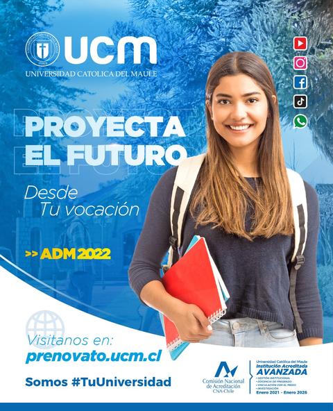 Una joven sonriente sostiene libros y una carpeta, promocionando la Universidad Católica del Maule.