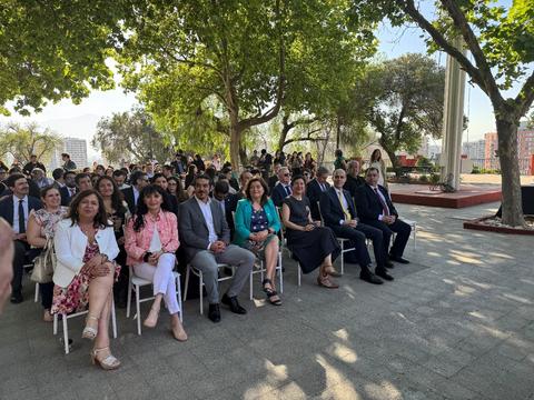 Una multitud de personas sentadas al aire libre durante un evento.