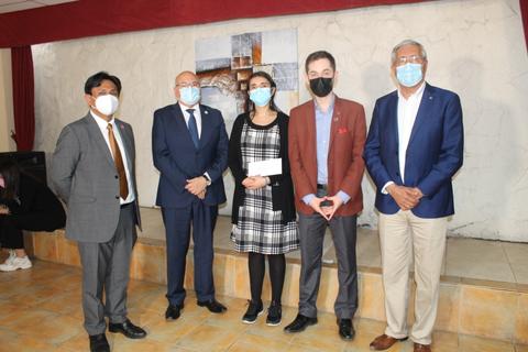 Un grupo de cinco personas posando para la foto en un evento formal, todos con mascarillas.