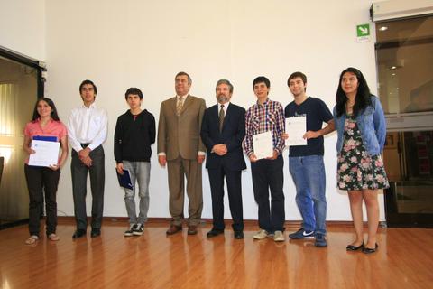 Un grupo de personas en un evento de premiación posando para la foto.