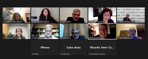 La imagen muestra una videoconferencia con varias personas conectadas en un formato de cuadrícula.