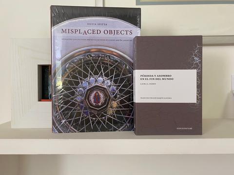 Un par de libros que se encuentran sobre una mesa con un diseño elegante.