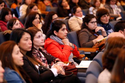 Un grupo de mujeres atentas en una conferencia o seminario.