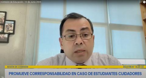 Una persona hablando en una sesión de comision sobre responsabilidad educativa.