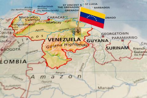 El mapa muestra Venezuela con una bandera marcada en su territorio.