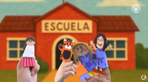 Un grupo de títeres coloridos se muestra frente a una escuela.