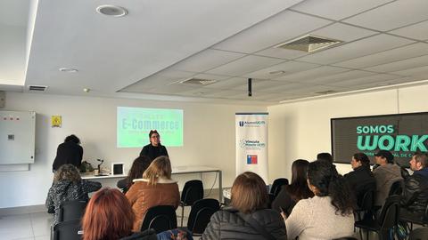 Una charla sobre E-Commerce con un grupo de personas atentamente escuchando.