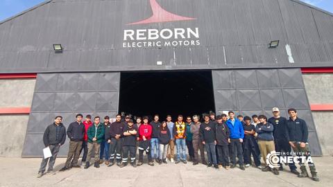 Grupo de trabajadores reunidos frente a la fábrica de motores eléctricos Reborn.