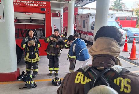 Bomberos de Curicó preparándose para una respuesta de emergencia.