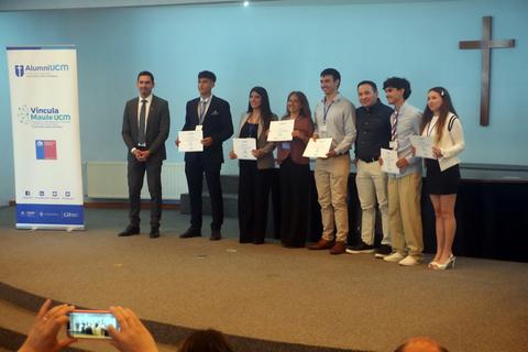 Ceremonia de entrega de certificados a graduados en un evento de la Universidad Católica del Maule.