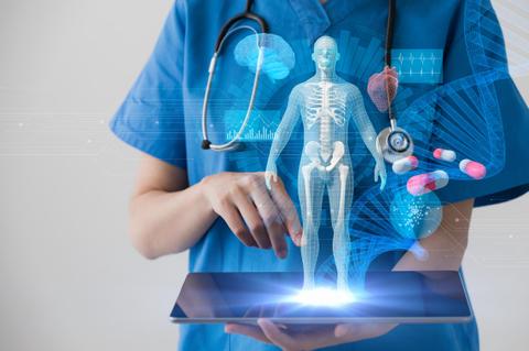 Un profesional de la salud utiliza una tablet para mostrar una imagen holográfica del cuerpo humano.