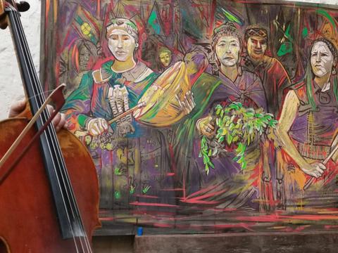 Una representación artística de personas sosteniendo instrumentos y objetos en un ambiente cultural.