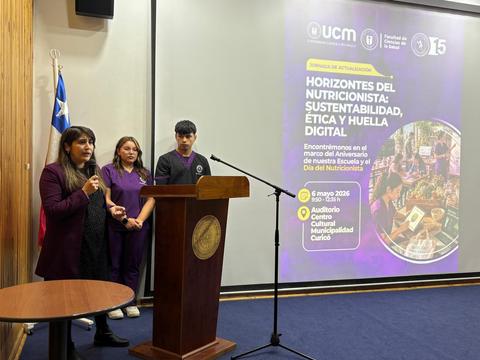 Una reunión sobre nutrición con varios expositores en un auditorio chileno.