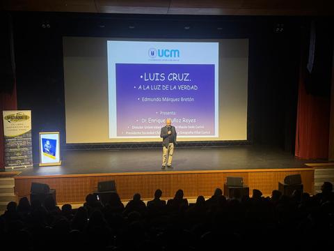 Un ponente está presentando una charla sobre Luis Cruz en un evento educativo.