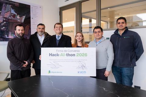 Se celebra la firma de un convenio para el Hack-Al-thon 2026 en un ambiente profesional.
