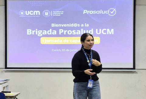 Una mujer presenta en una jornada de capacitación de la Brigada Prosalud UCM.