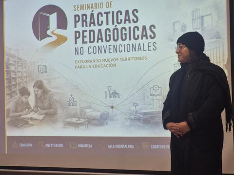 Una mujer se presenta en un seminario sobre prácticas pedagógicas no convencionales.