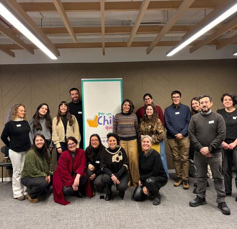 Grupo de personas sonriendo en un evento en Chile.