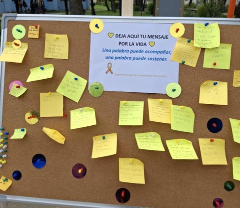 Un panel con mensajes de apoyo y reflexión sobre la vida en una actividad comunitaria.