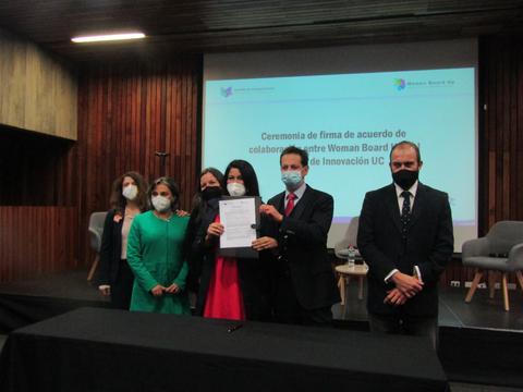 Ceremonia de firma de un acuerdo de colaboración entre Woman Board y la Escuela de Innovación UC.
