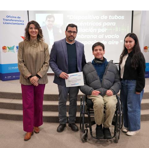 Cuatro personas posan en un evento de presentación de un proyecto innovador en Chile.