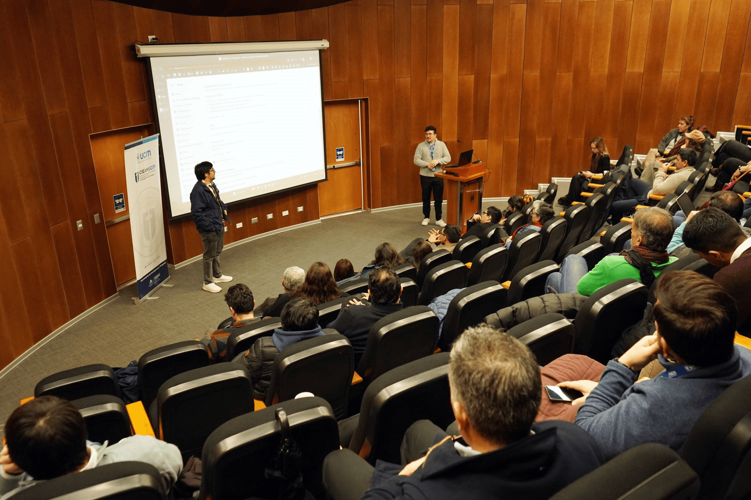 Una presentación frente a un público en un auditorio.