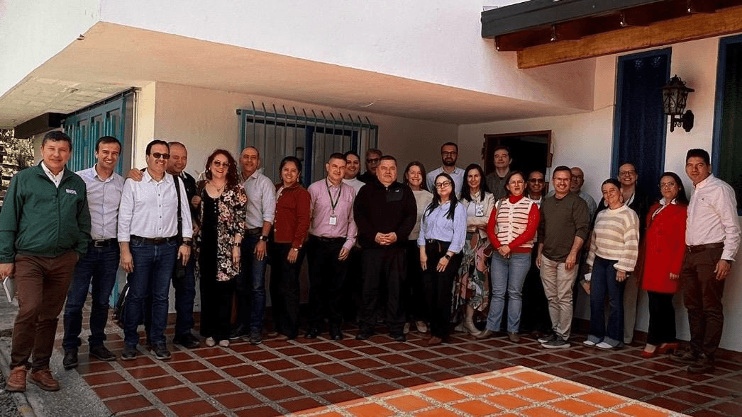 Un grupo de personas posando juntas frente a una casa en Chile.