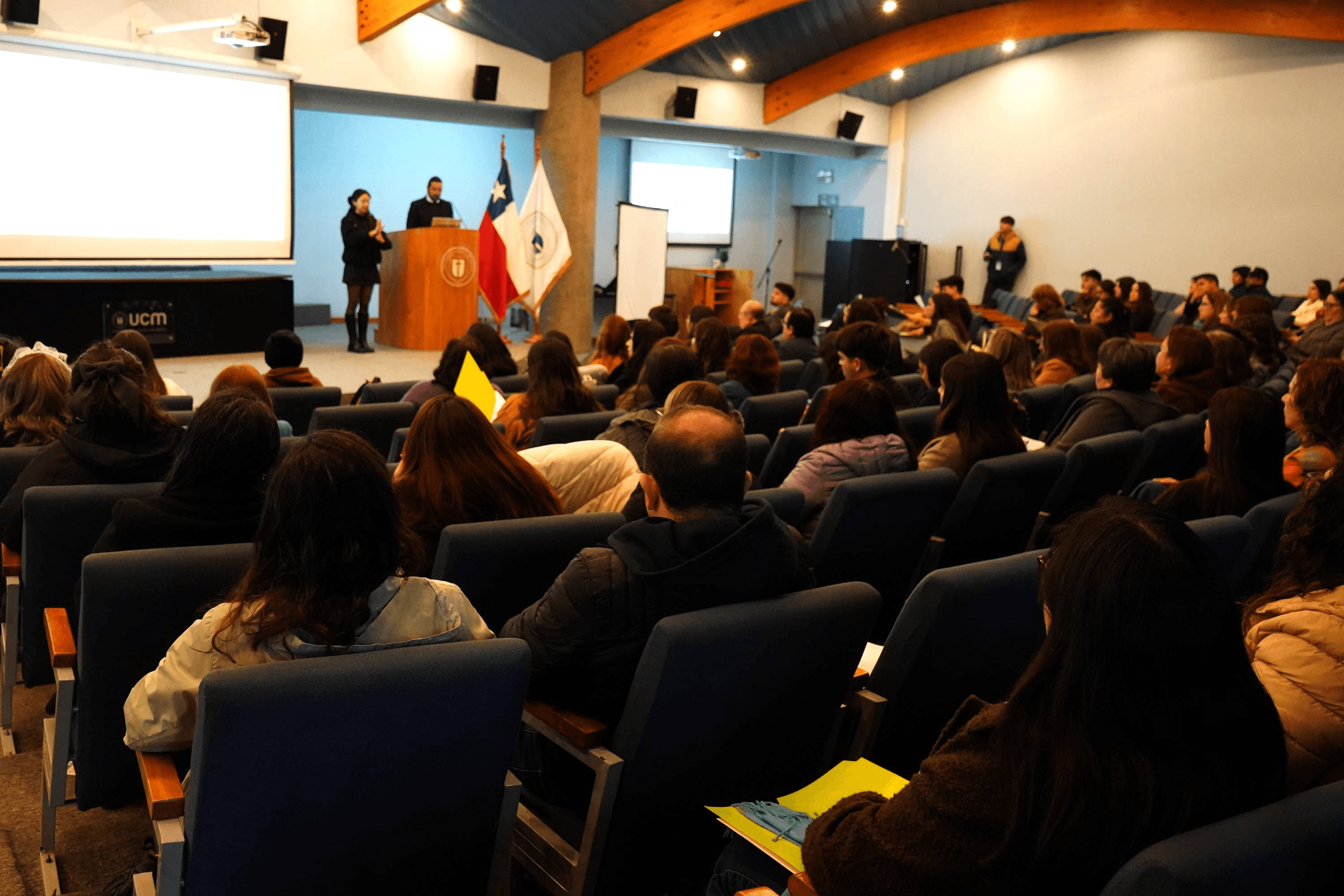 Una charla con un público atento en una sala de conferencias.