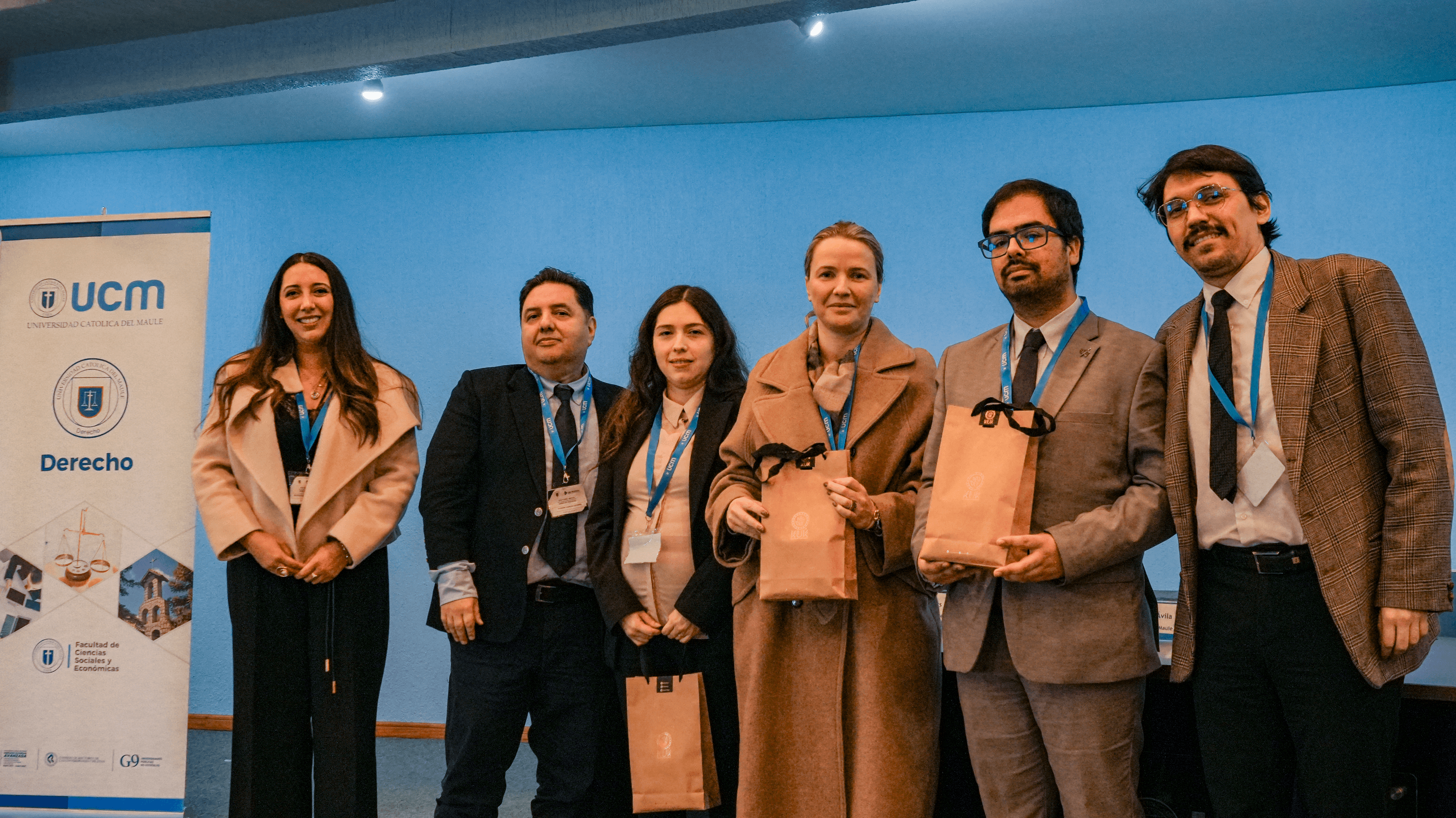 Un grupo de personas posando en un evento académico relacionado con el derecho.